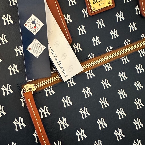 BNWT Dooney & Burke and New York Yankees Tote - Picture 2 of 2